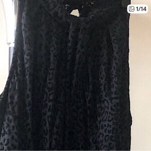 🖤🤍VENUS Classic Black Apparel🖤🤍Velvety Top with Animal Patterns🤍